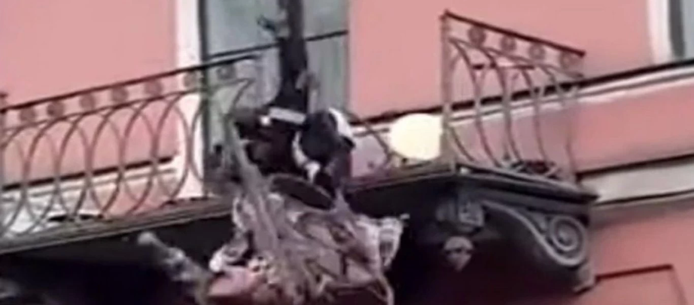 Ζευγάρι τσακώνεται και πέφτει από το μπαλκόνι! (βίντεο)